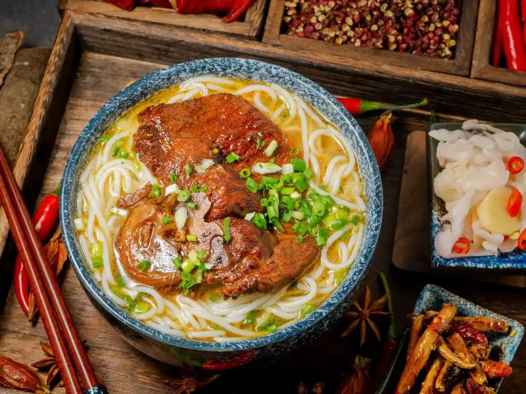 这是芸豆蹄花粉面,味道不错,贵阳第一家总店 - 抖音