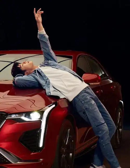 原创百变男神许光汉"眼镜杀"秀迷人气质,38岁铁拐李西装革履好帅