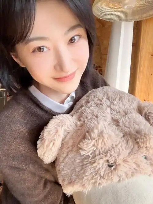 景甜分享生活美照对嘴卖萌甜美可爱新发型更显青春活力