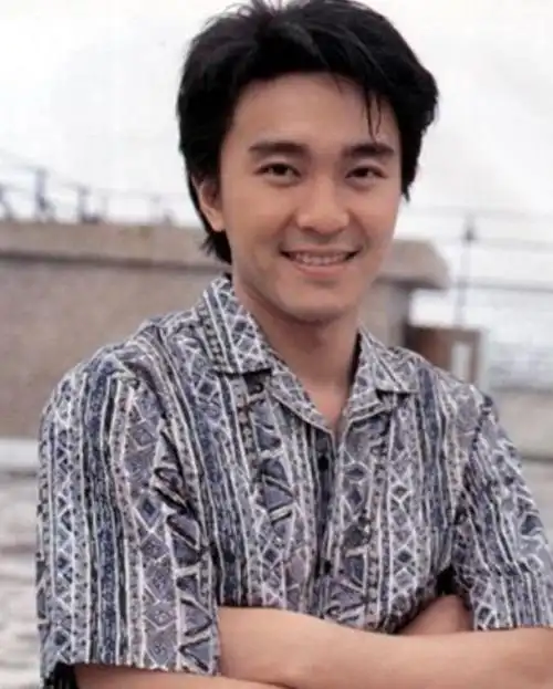 周星驰的发型基本上都是偏分,这张图片中,是一个平头,留