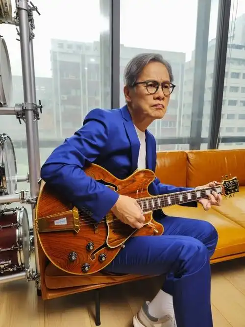 罗大佑亮相小米发布会并演唱网友调侃是areyouok