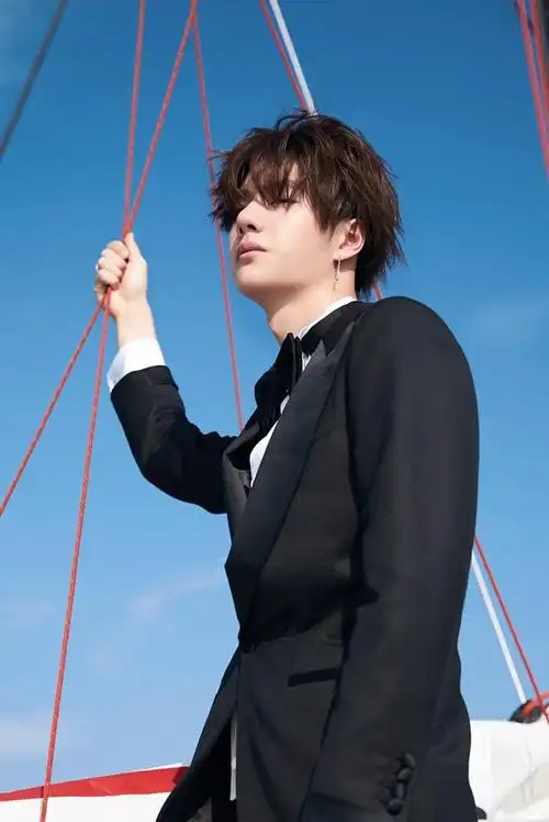 王一博新照片一身帅西服尽显尊贵王子风范