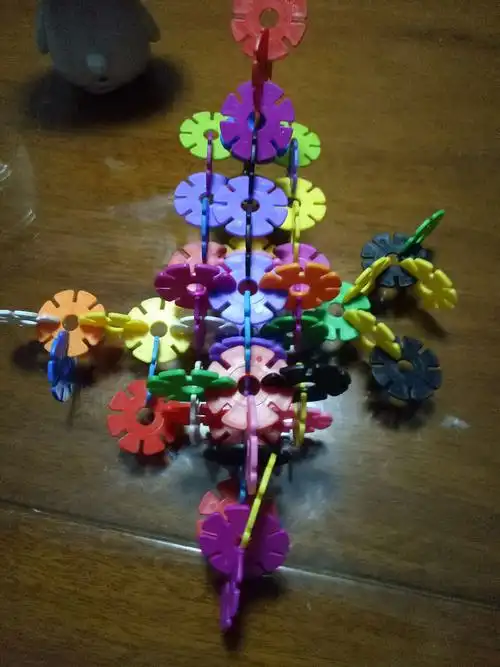 三宝贝用雪花自己拼的飞机,孩子手动创造能力很强,要是四宝妈可能做不