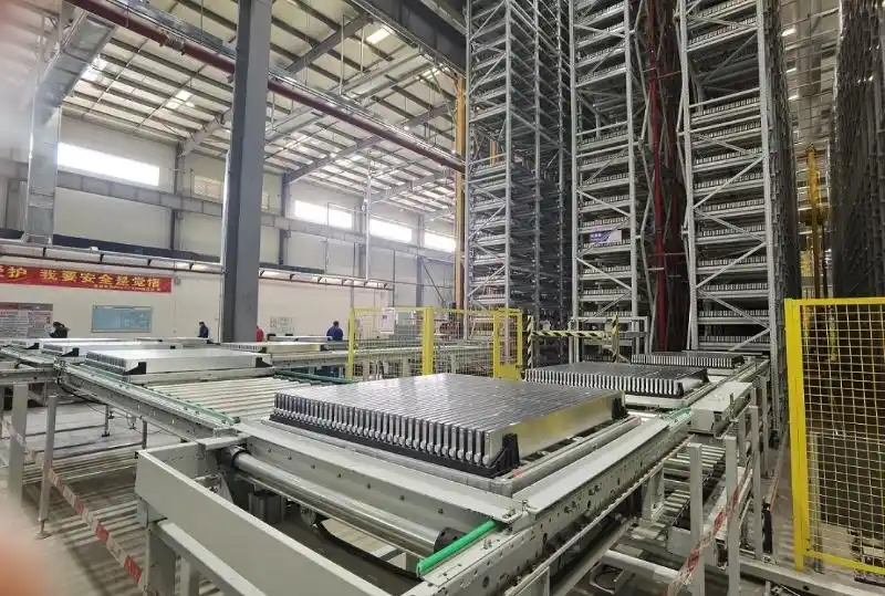 (比亚迪产业基地智能化生产车间内,生产线正在满负荷运行.