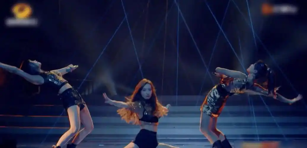 原创浪姐二次公演舞台吴昕rap令人感动一字马更是让人眼前一亮