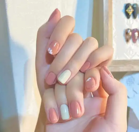 简约风撞色显白最新美甲 【图】