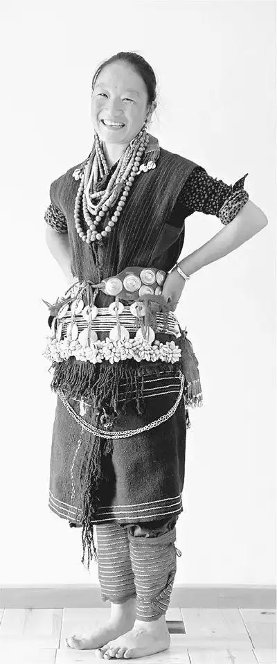 穿戴民族服饰的珞巴族妇女