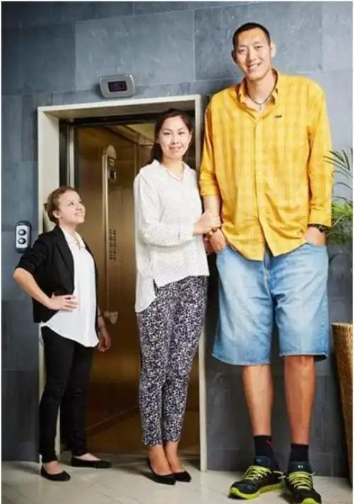 2米36男篮孙明明近况,退役成人生赢家,1米87妻子漂亮,女儿可爱