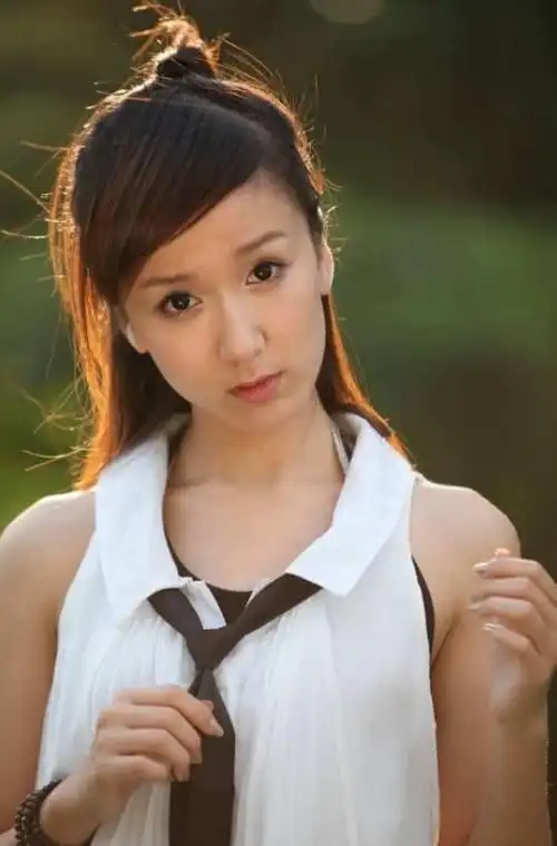 娄艺潇直播造型让人认不出画浓妆留齐刘海面部僵硬没以前自然