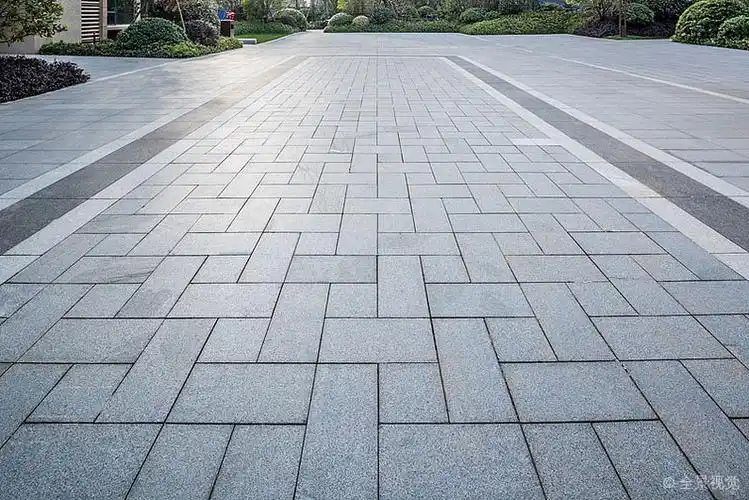 住宅区花园里广场上灰色大理石地砖_高清图片_全景视觉