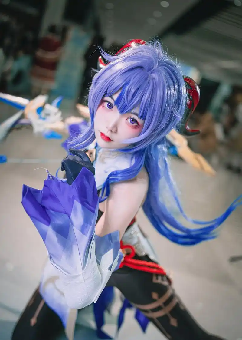 《原神》甘雨cos,这"美背"与大长腿,谁看了不上头?