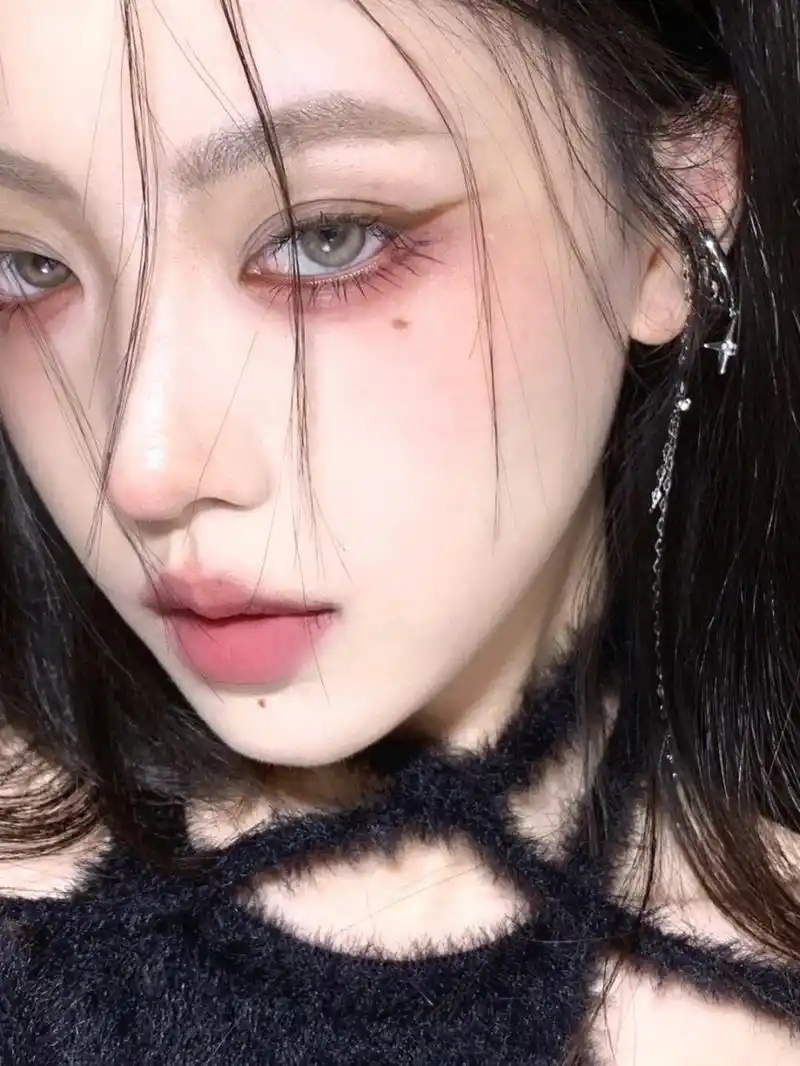 清冷狐系病娇破碎厌世感妆容教程  我非常喜欢这种清冷病娇的感觉!