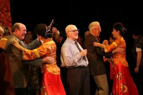 新浪娱乐讯 中国老年艺术团和英国老人摇滚歌唱团"齐默斯"(zimmers)