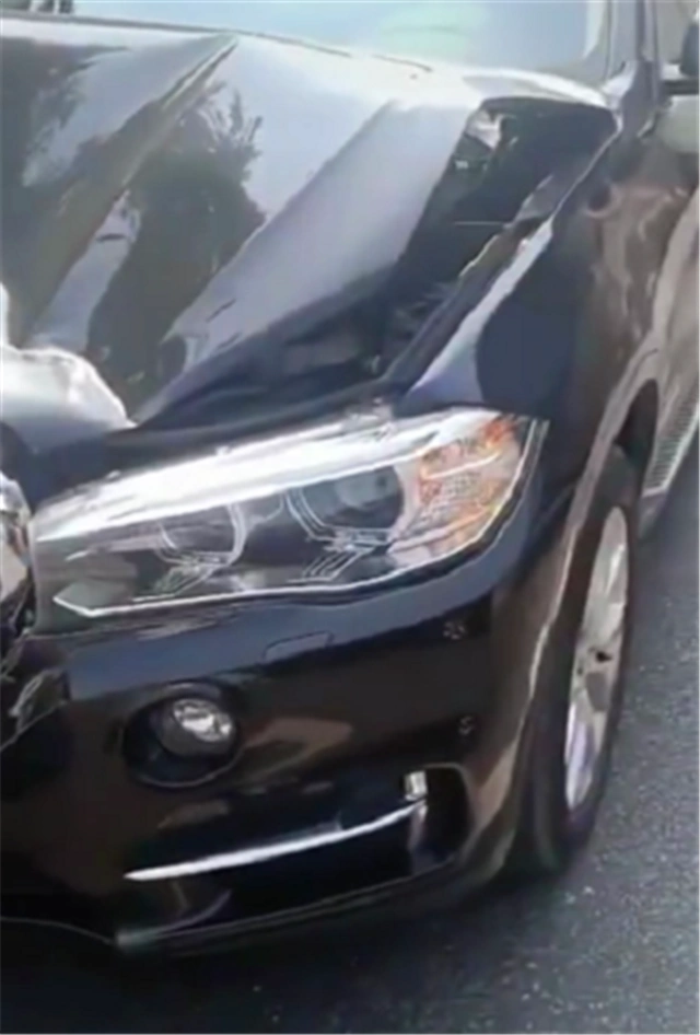 国产车被宝马x5追尾,看到车损那一刻,才知双方质量