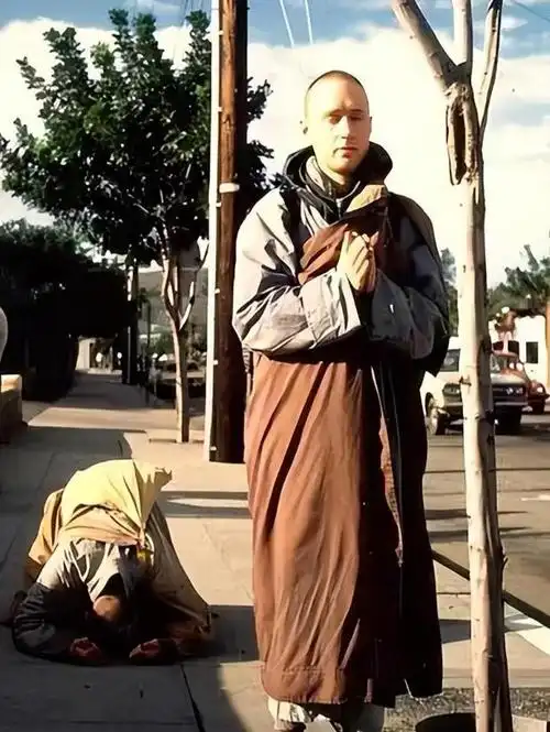 1976年美国男硕士出家当和尚却被骂如今怎么样了