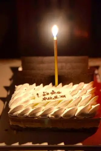 到家点上生日蜡烛