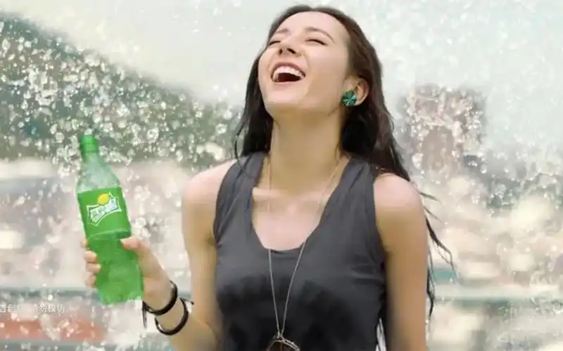 迪丽热巴代言雪碧广告,当镜头拉近后,网友:这身材谁顶得住