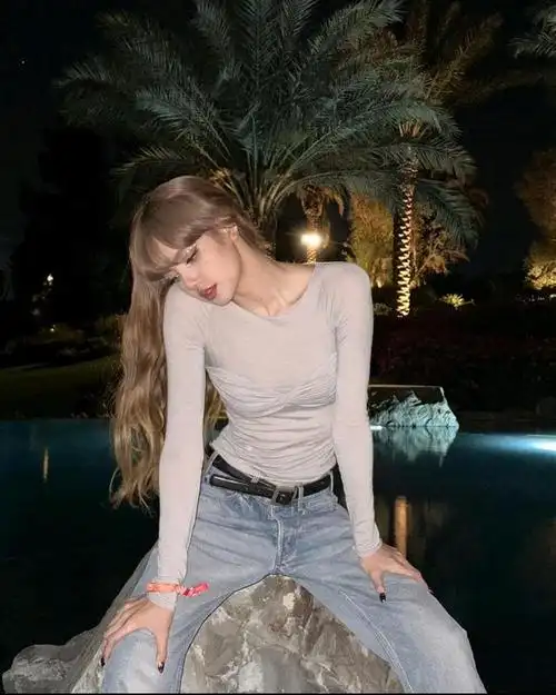 blackpink女神lisa新造型曝光,卷发美成仙女!