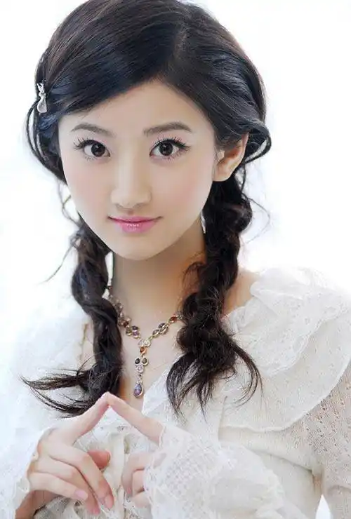 景甜年轻时候给人的感觉,就很卡通,像漫画里的美少女一样.
