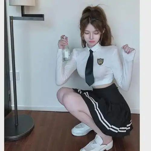 沉迷手机,喜欢拍摄一些短视频上传到网上,赵小贝长相甜美可爱,很快