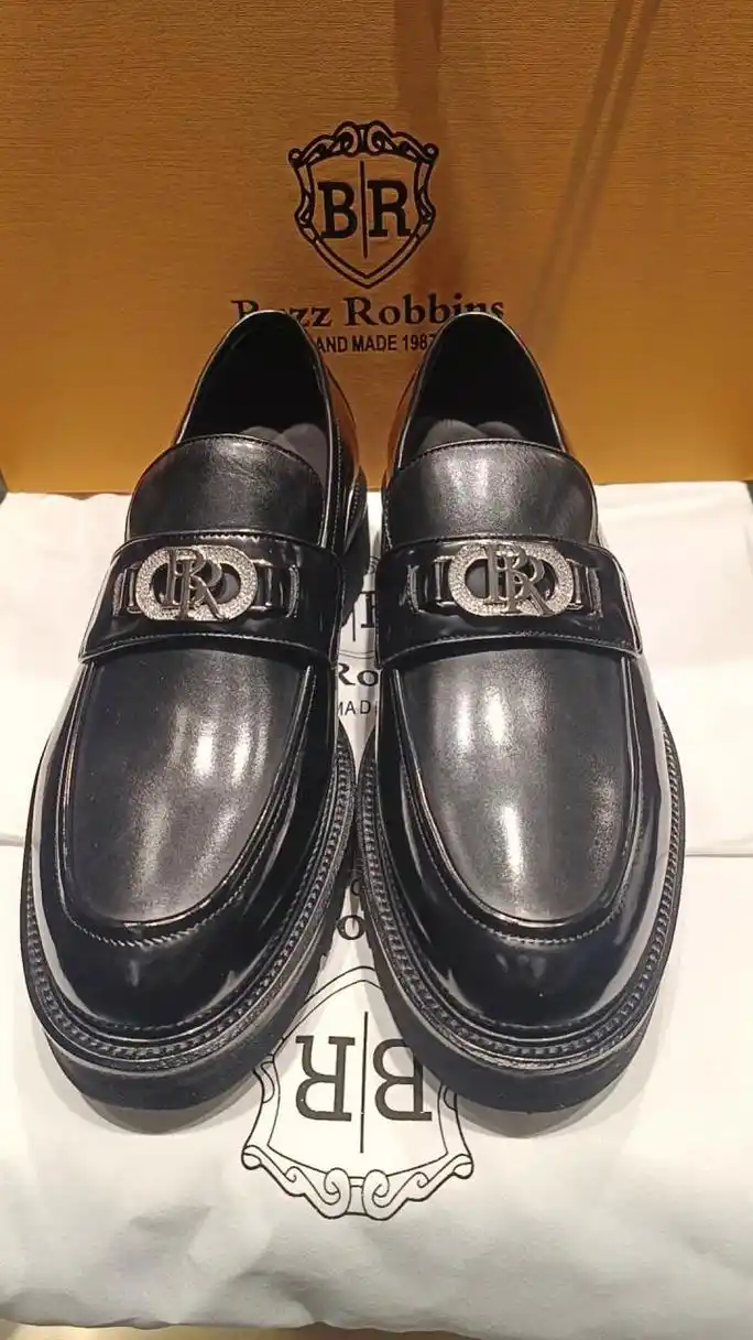 robbins)男鞋品牌:源自意大利轻奢男鞋品牌注重细节工艺,全手工打造