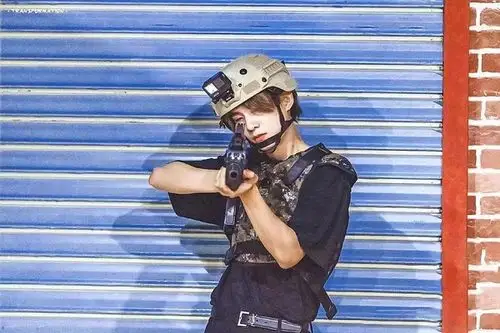 求手里拿枪 枪口对着镜头的头像