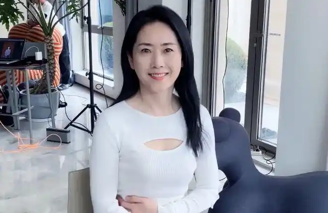 这一节目,母女俩都赢得了大家的好感,了解妈妈罗雅萍的真实年龄后