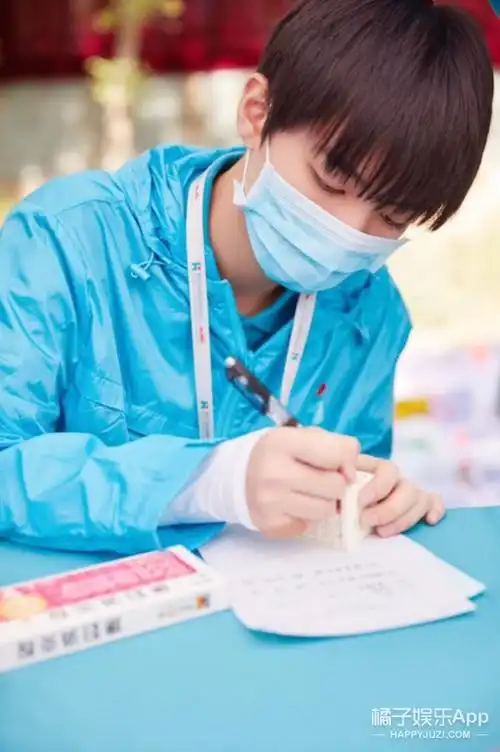 【橘·星公益&百人援宁特别报道】小太阳王俊凯,在药房取药是怎样的一