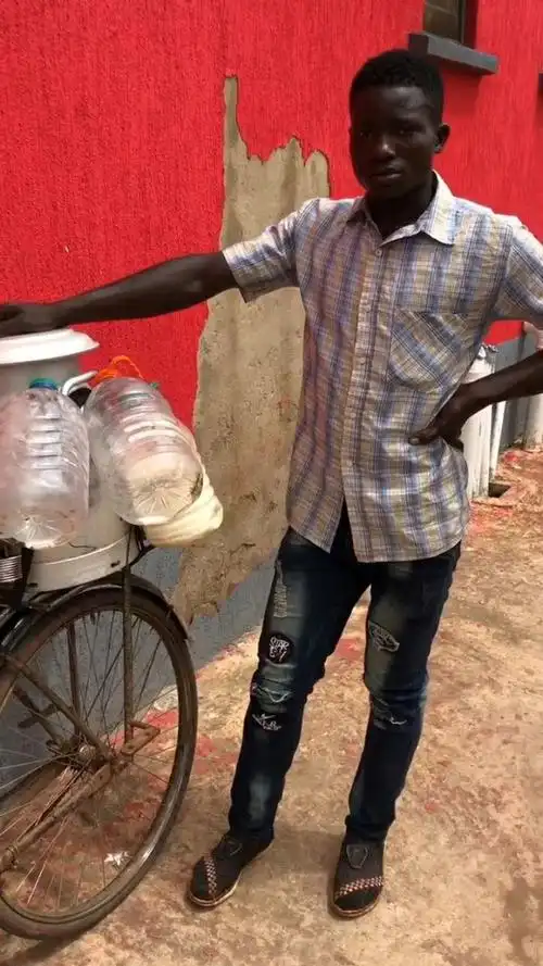 非洲小哥正在等待拿货,然后去卖油