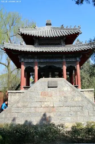 春游许昌霸陵公园关羽辞曹挑长袍