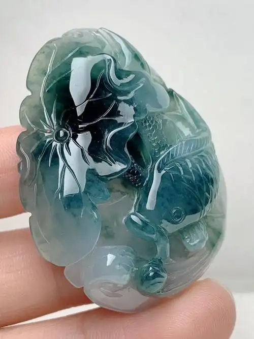 清透灵动飘花荷叶鱼翡翠吊坠