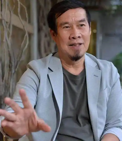 原创白彪近照曝光胡子拉碴显霸气74岁仍不退休渴望来内地跑商演