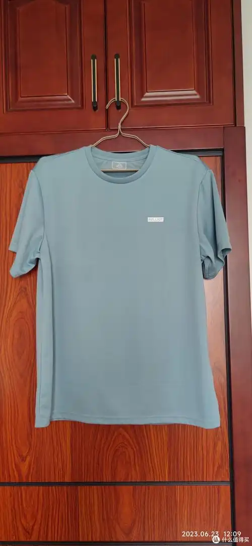 男人的衣服不能一直非黑即白所以我又买了一件灰蓝色的短袖