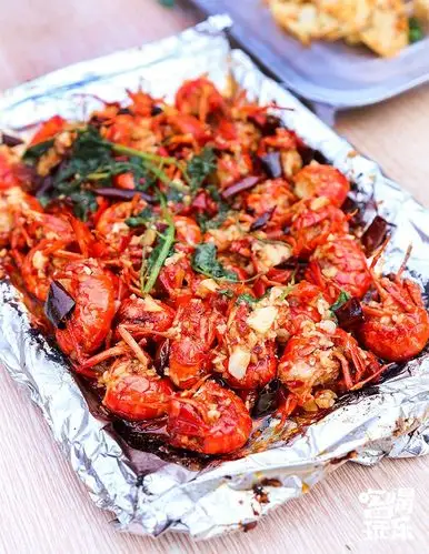 被顾客逼到200米内开两家店,这家锡纸烧烤成了四方坪的深夜食堂