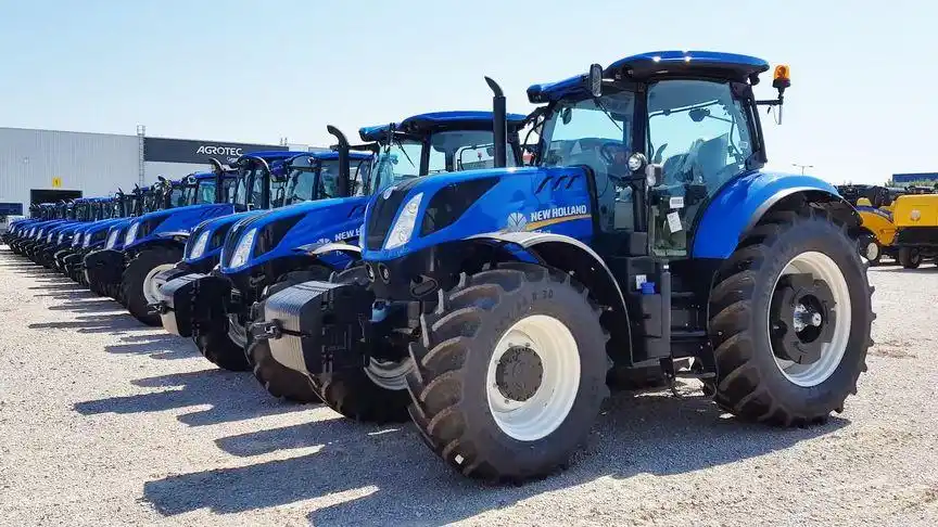 闲着没事逛逛国外的农场市场,纽荷兰大马力拖拉机拍成排