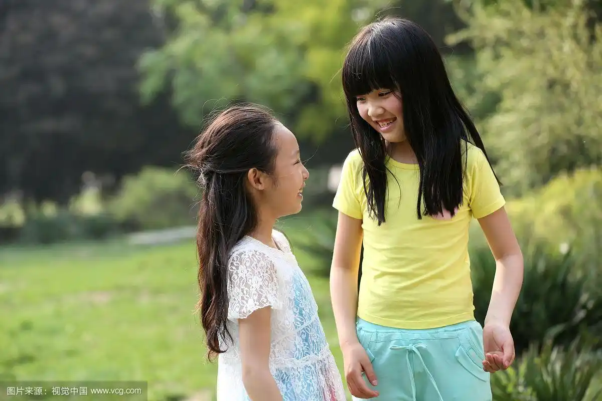 两个小女孩在户外玩耍