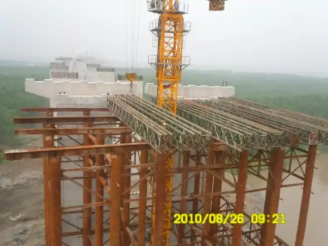 现浇直线段的钢管桩支架,上方为贝雷梁