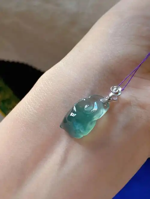 缅甸翡翠a货高冰玻璃种随形设计雕刻