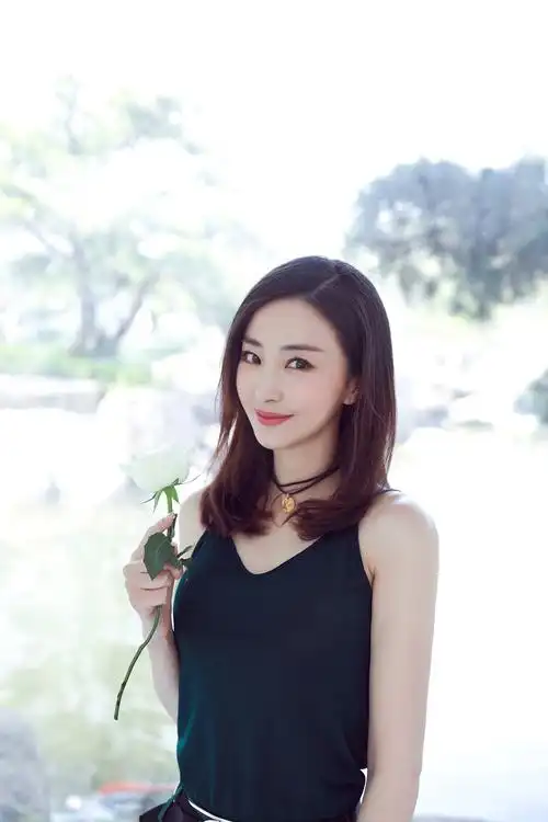 林静最新夏日写真肤白透亮 姿态随性清凉感十足