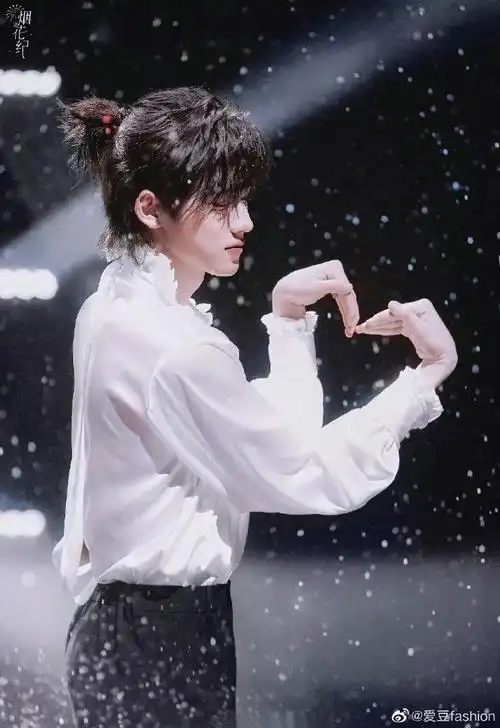 宋亚轩骑车上课路透