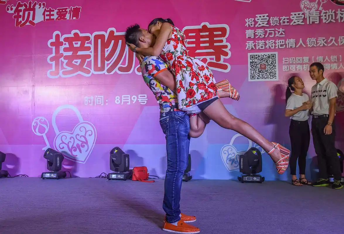 或许她在试图传递某种信息,渴望你理解她的欲望和温柔.