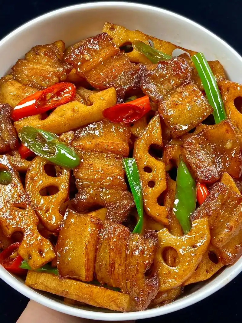 香辣脆爽的莲藕炒五花肉,巨好吃!#图文伙伴计划 #美食图文 - 抖音