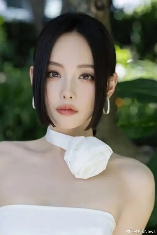 白裙的设计巧妙的展现了张嘉倪身材的玲珑曲线,公主切发型和脖子上的