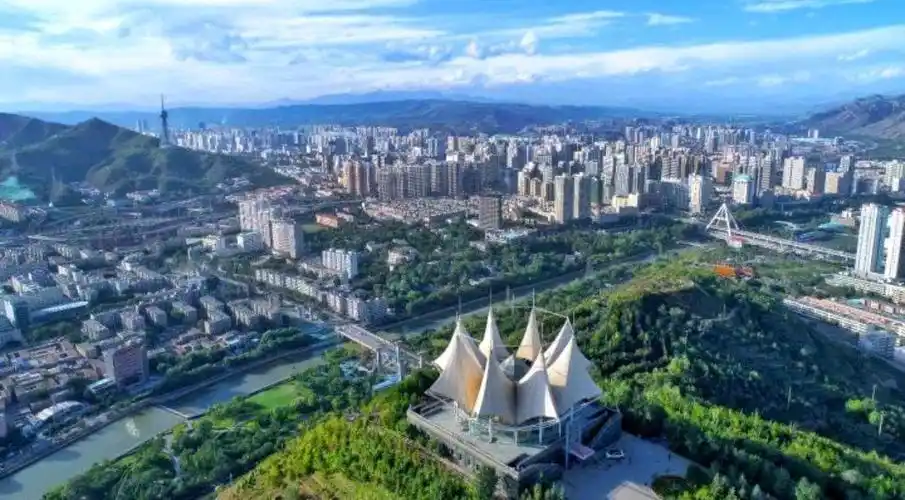 夏都西宁西宁市是青海省省会西北地区重要的中心城市是青藏高原的东方