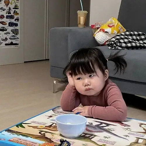 哎!慢着先别划走 当你越往下看,你就会发现 这小女孩可爱得不行!