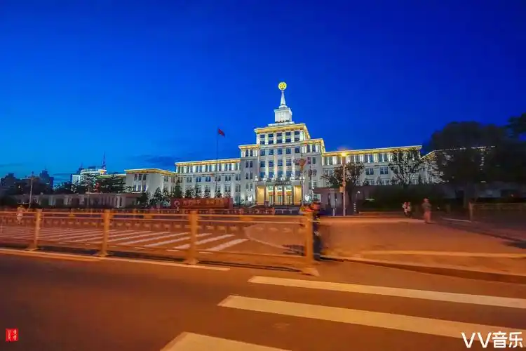 北京现在已经是到处高楼大厦的现代化国际都市!