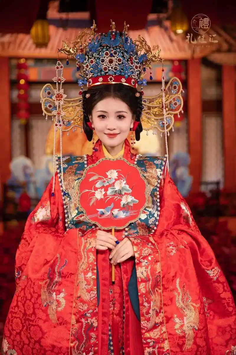 中式婚礼新娘凤冠霞帔照片图.