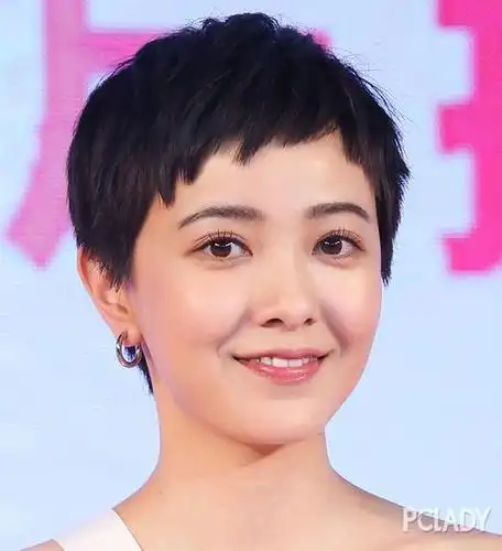 她的大部分的短发发型都让人觉得非常的酷且非常的个性.