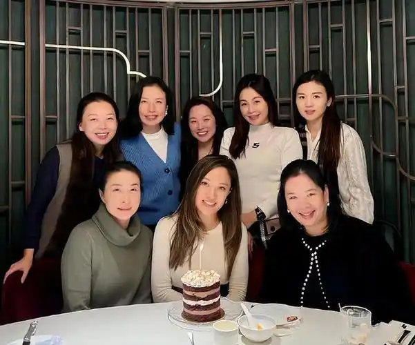 郭晶晶真是豪门贵妇天菜!贵妇团合影气质出众,碾压一众名媛千金|女皇|