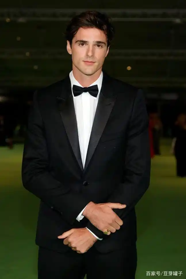 雅各布·艾洛蒂和凯雅·基伯合影,太有爱了,这真叫郎才女貌!